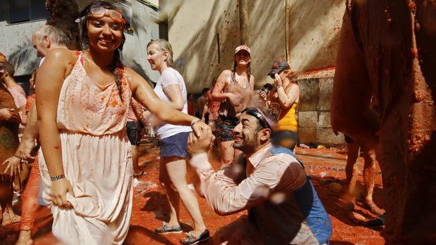 Las Cortes piden a la Generalitat que la Tomatina de Buñol sea declarada Bien de Interés Cultural