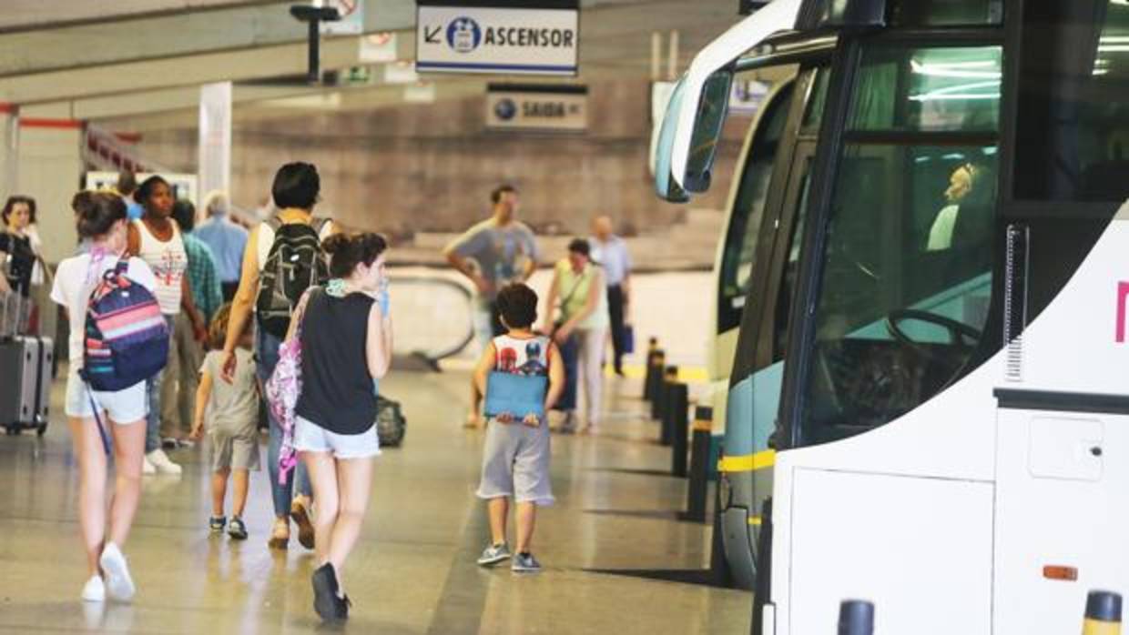 Viajeros en la estación de autobuses de Santiago