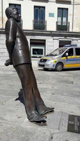 Retiran una estatua de Adolfo Suárez tras ser golpeada por un coche en el centro Ávila