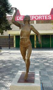 Imagen de la atleta frente al pabellón municipal