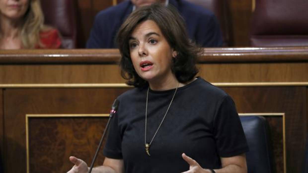 La vicepresidenta del Gobierno, Soraya Sáenz de Santamaría, durante en el pleno del Congreso