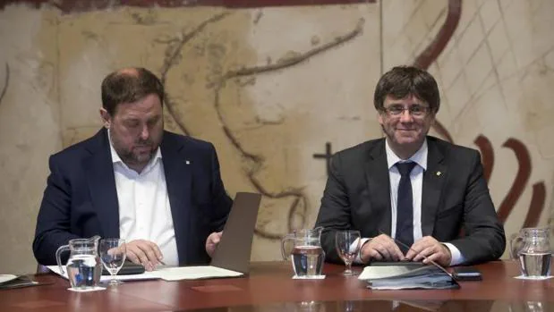 Junqueras y Puigdemont, ayer antes de la reunión semanal del gobierno catalán