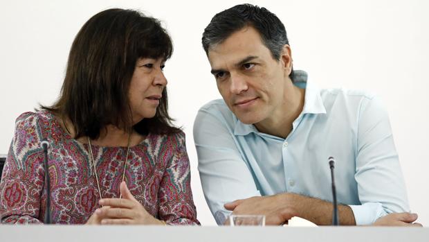 La presidenta del PSOE, Cristina Narbona, junto a Pedro Sánchez