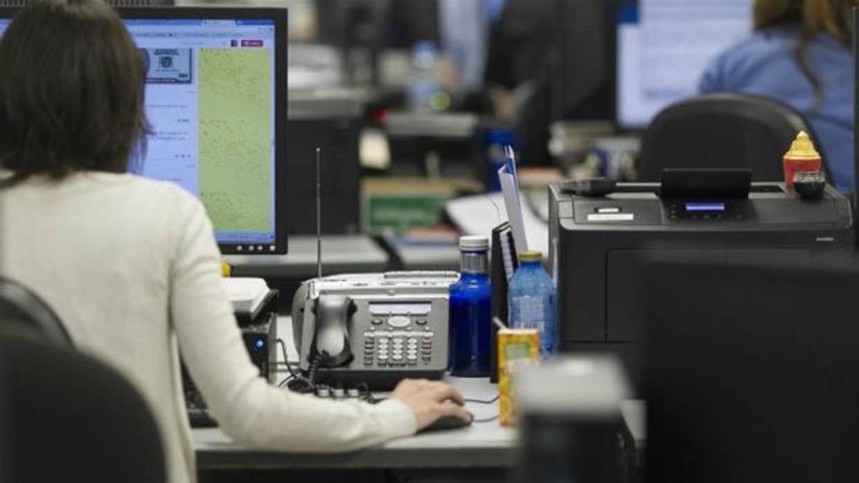 Una empleada pública, durante su jornada laboral