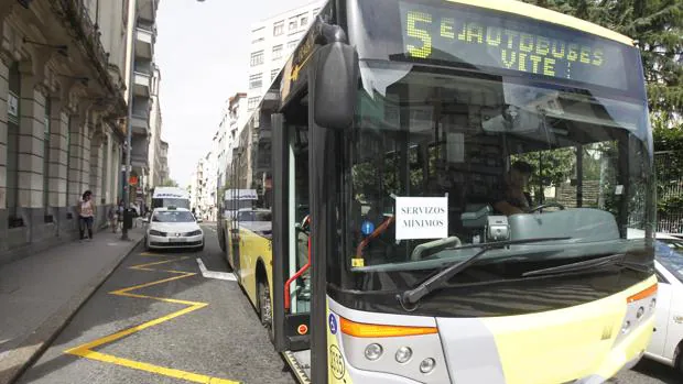 Autobús de servicios míminos en las calles de Santiago de Compostela