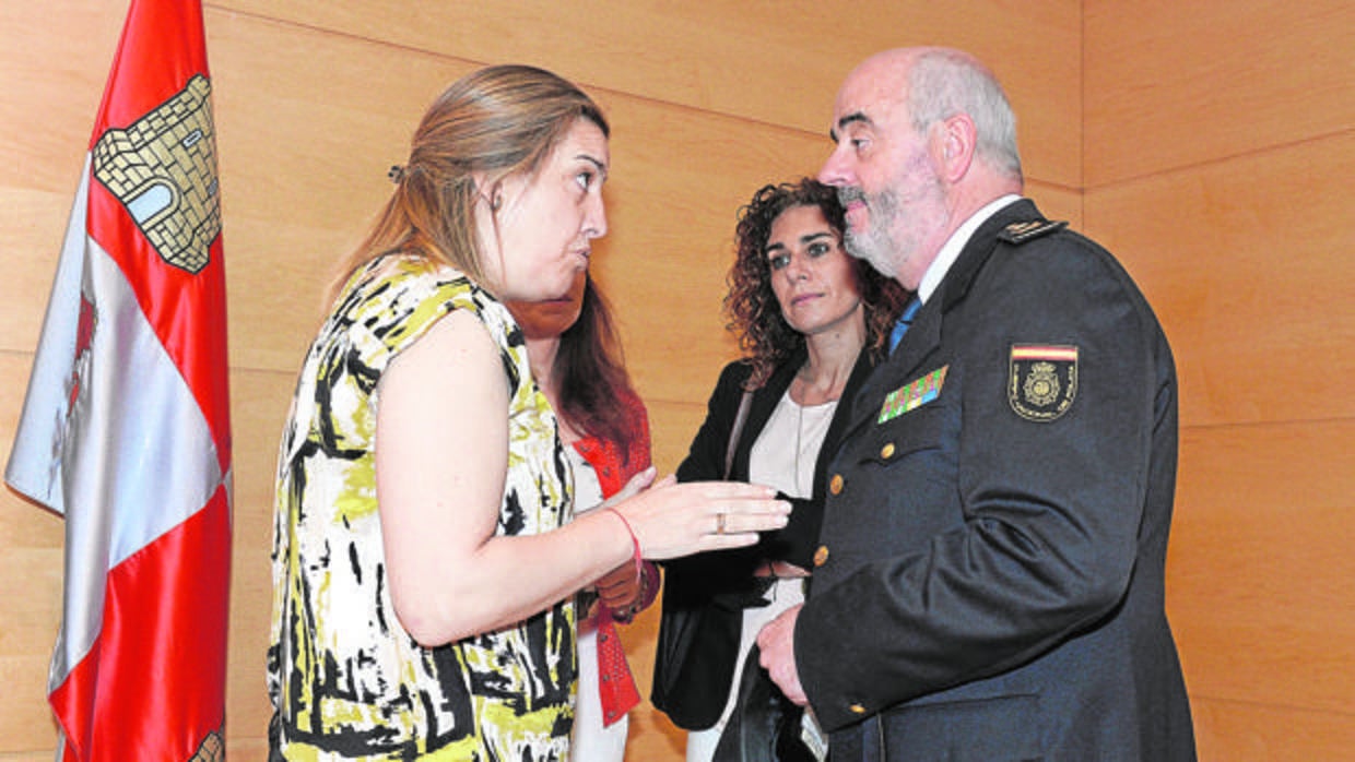 La presidenta de la Comisión saluda al jefe superior de Policía en Castilla y León este martes en las Cortes