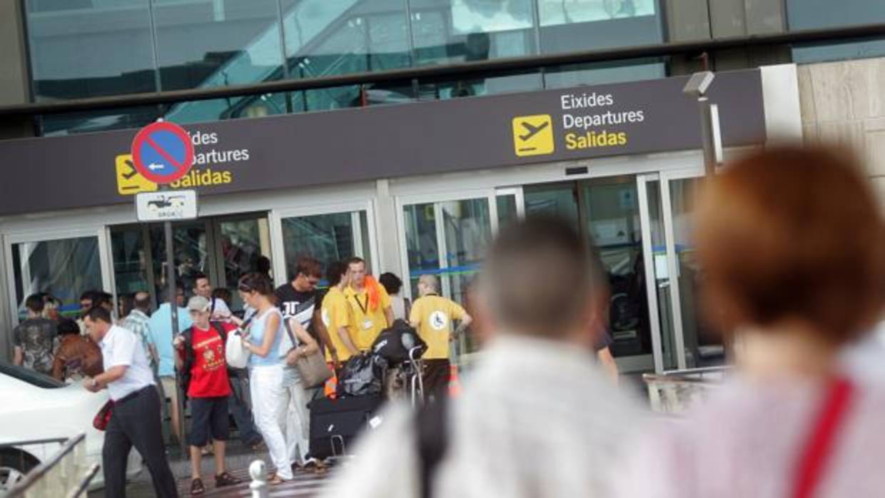 Imagen de archivo de la puerta de la terminal del Aeropuerto de Valencia