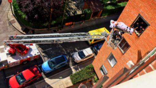 Un hombre con obesidad mórbida entra por la ventana de su cuarto piso en Madrid gracias a los Bomberos