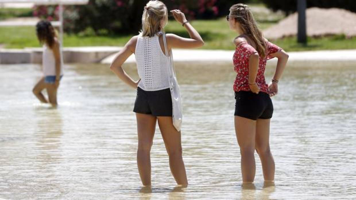 Imagen de dos turistas tomada en el Jardín del Turia de Valencia