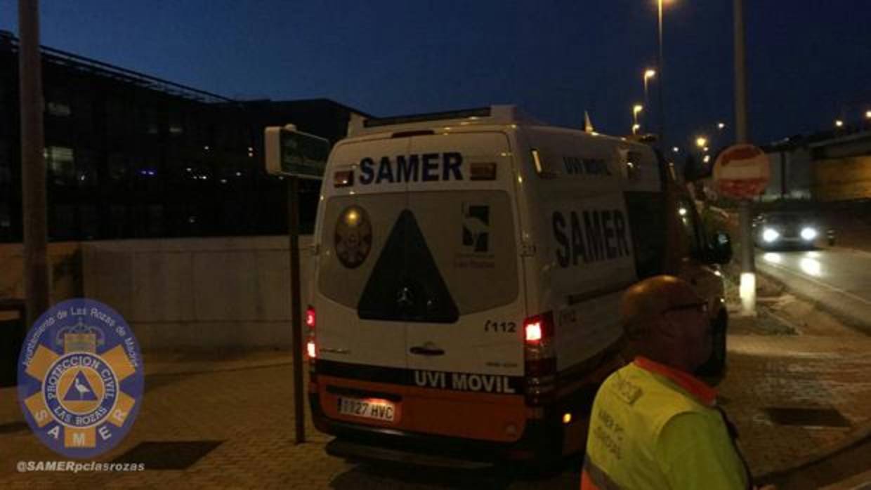 Una ambulancia del SAMER de Las Rozas en el lugar de los hechos