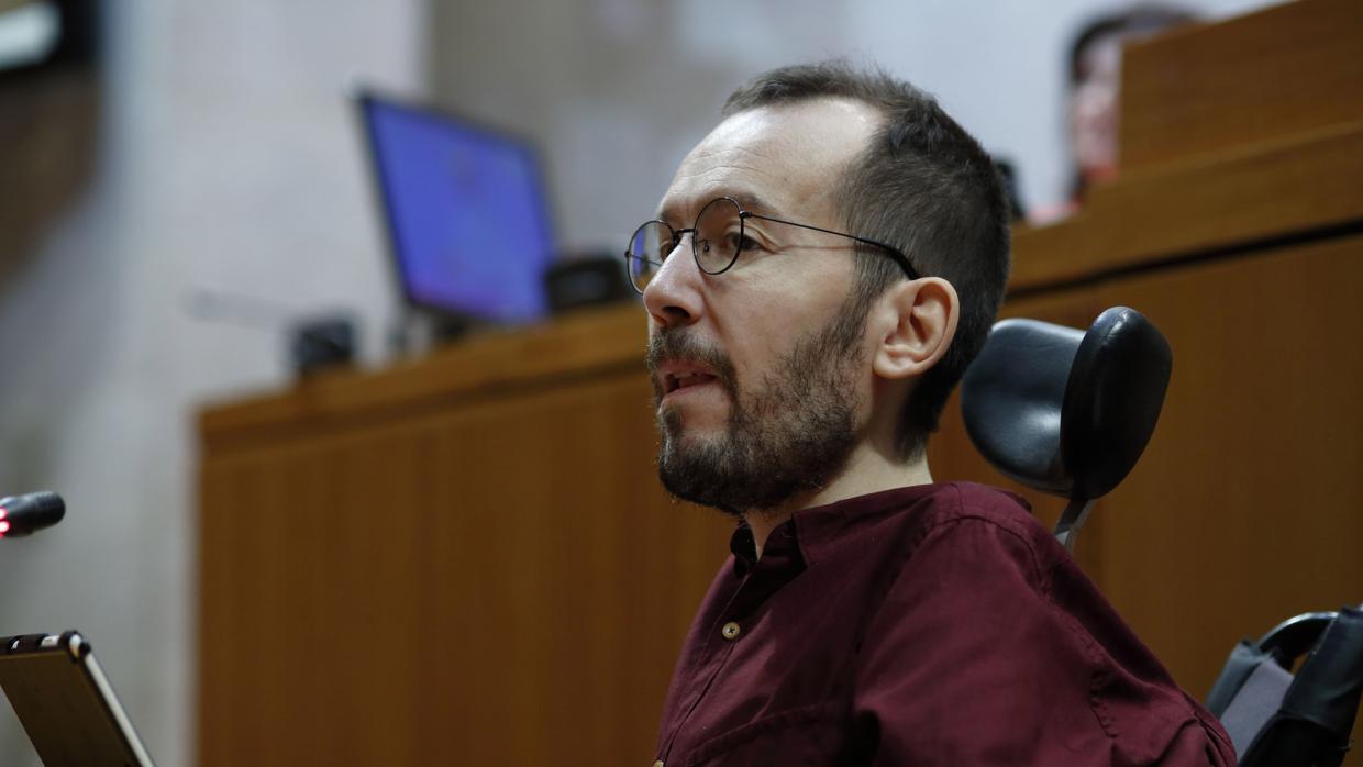 Pablo Echenique, en la tribuna de las Cortes de Aragón, durante una de sus intervenciones