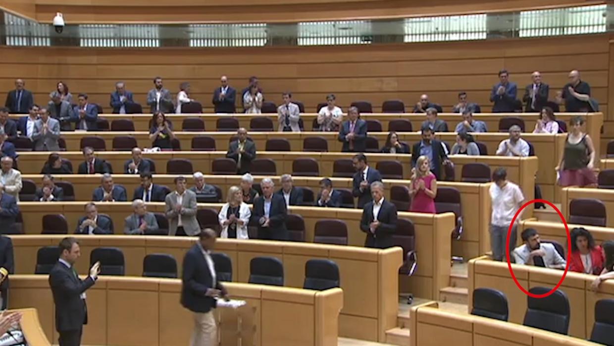 Ramón Espinar (en el interior del círculo), durante el pleno del Senado del miércoles