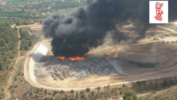 Imagen del incendio declarado en Pedralba