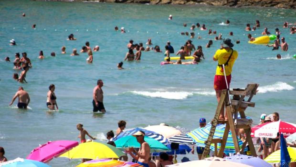 Imagen de archivo de la playa El Postiguet en Alicante