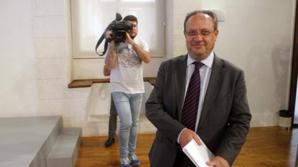 El consejero de Hacienda, Juan Alfonso Ruiz Molina, ayer en la sala de prensa del Palacio de Fuensalida