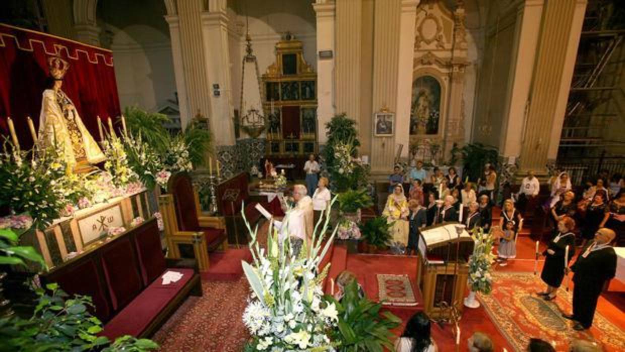 Imagen de la Virgen del Carmen recibiendo la ofrenda floral