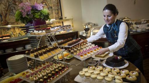 Mesa de postres del «brunch» del hotel Wellington de Madrid