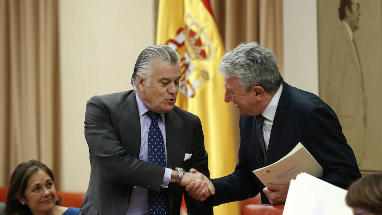 Luis Bárcenas saluda al presidente de la comisión, Pedro Quevedo