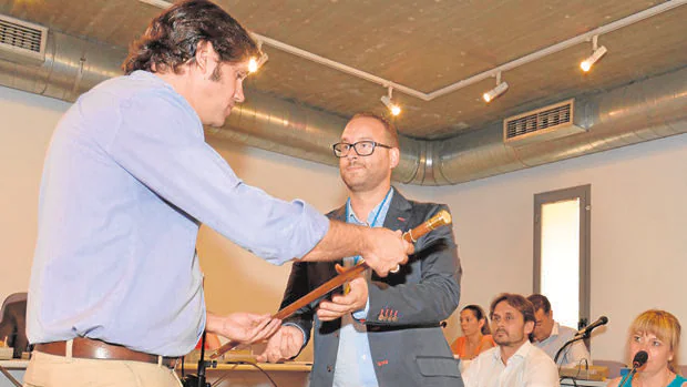 Guillermo Gross (Cs) entrega el bastón de mando a Serafín Faraldo (PSOE)
