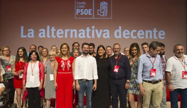 El secretario general del PSOE de Castilla y León, Luis Tudanca, acompañado por parte de su ejecutiva