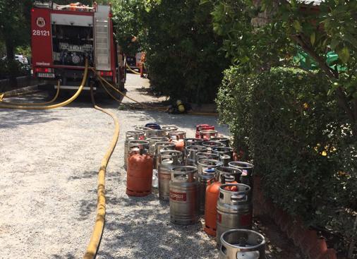 Imagen de las bombonas en el camping donde se ha producido el incendio