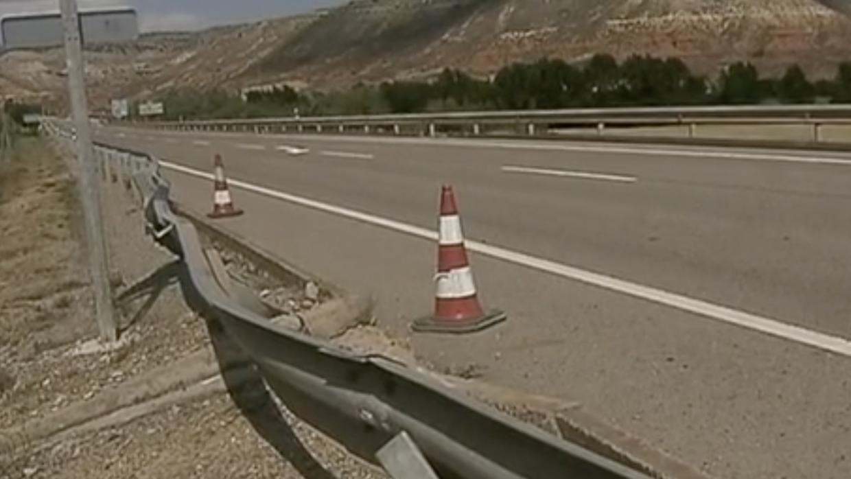 Tramo en el que se produjo el accidente mortal, con las biondas rotas por el impacto del coche