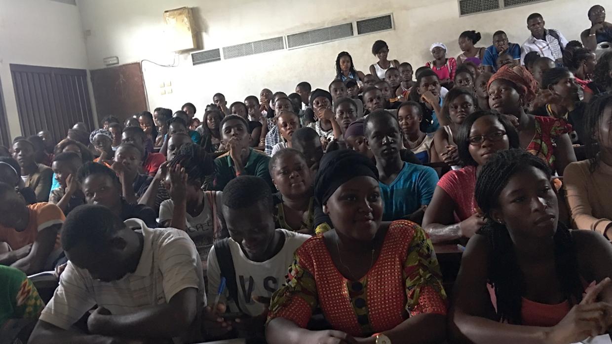 Estudiantes de español en la Universidad Félix Houphouët-Boigny de Abiyán.