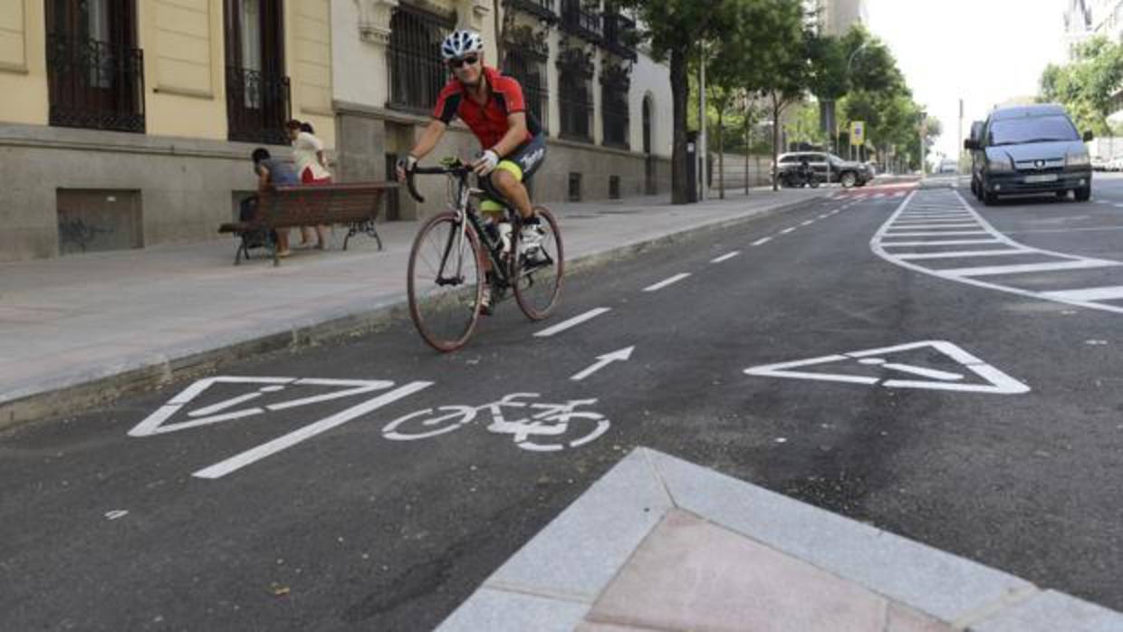 Un ciclista circula por el carril-bici de Santa Engracia