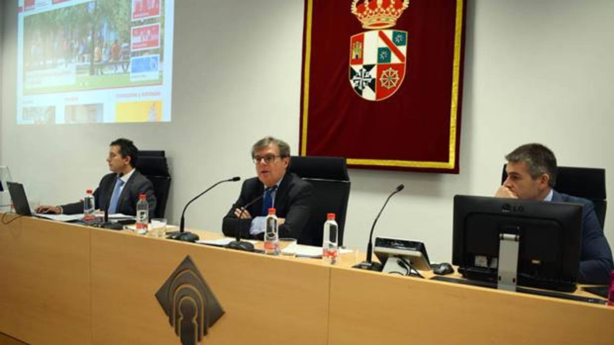 En el centro Miguel Ángel Collado, rector de la universidad pública castellano-manchega