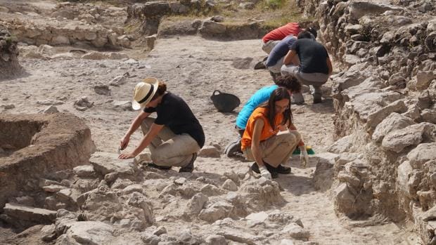Arqueòlegs treballant en la Bastida de les Alcusses de Moixent