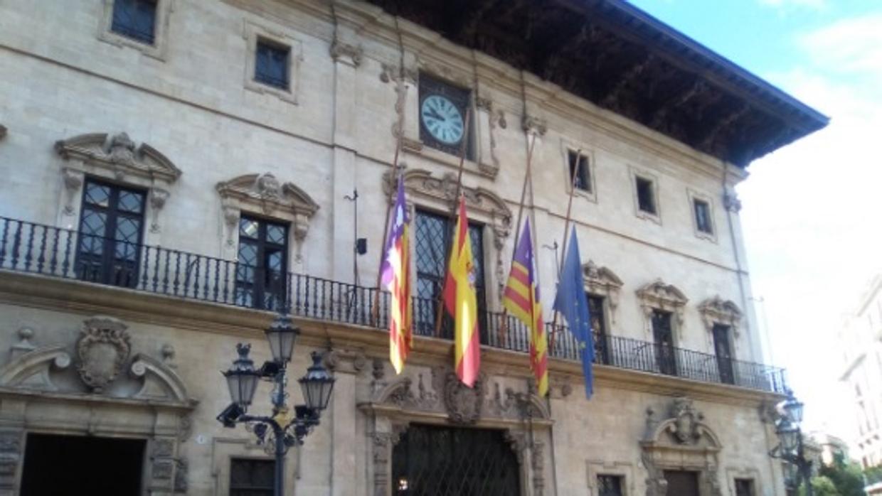 Banderas a media asta en el ayuntamiento de Palma de Mallorca