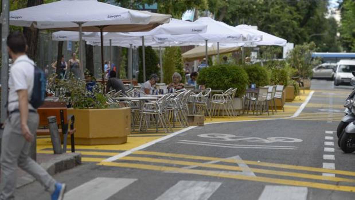 Terrazas en la calle de Galileo, cerrada al tráfico