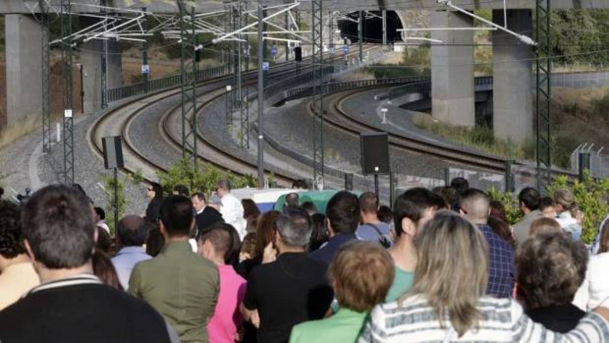 Homenaje a las víctimas del accidente en el barrio compostelano de Angrois