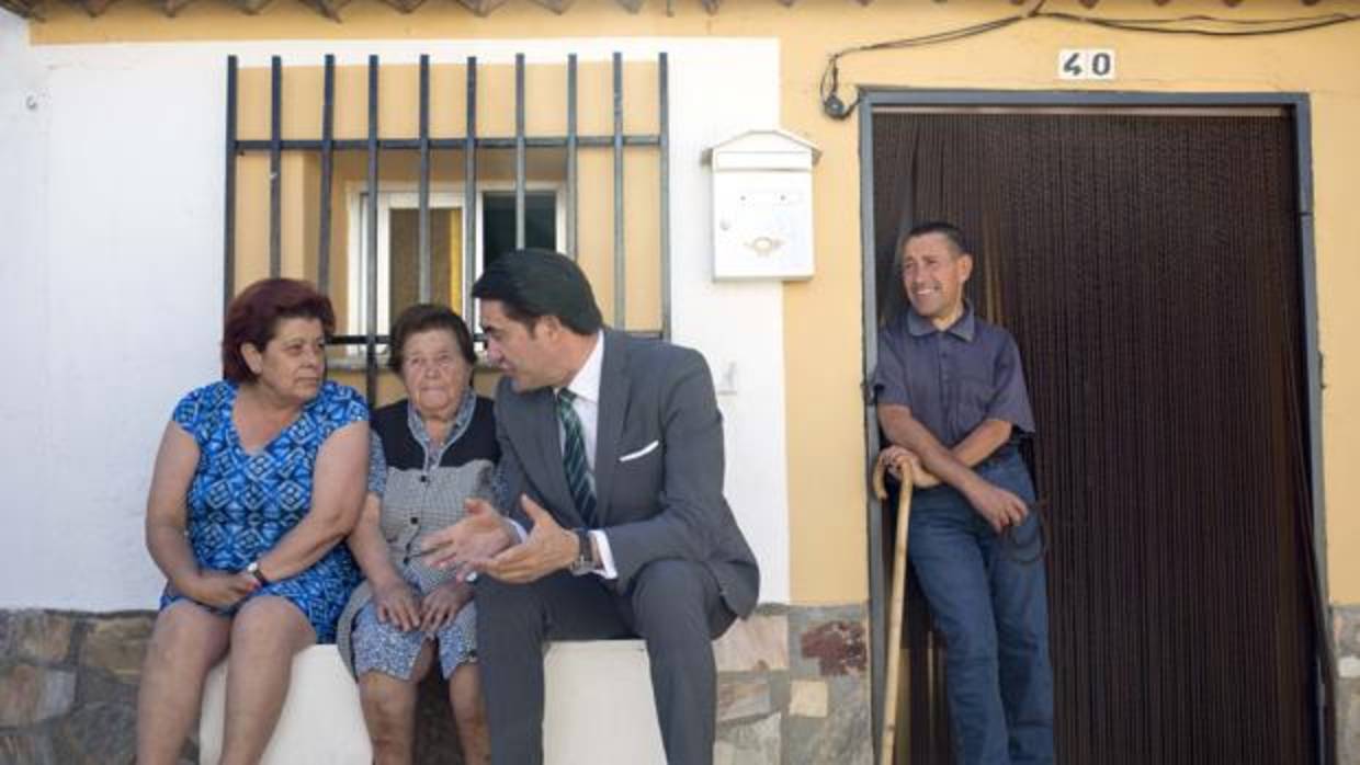 Suárez-Quiñones visitando un pueblo de Salamanca