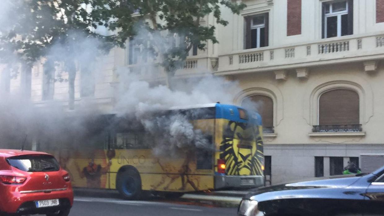 Arde un atobús de la línea 19