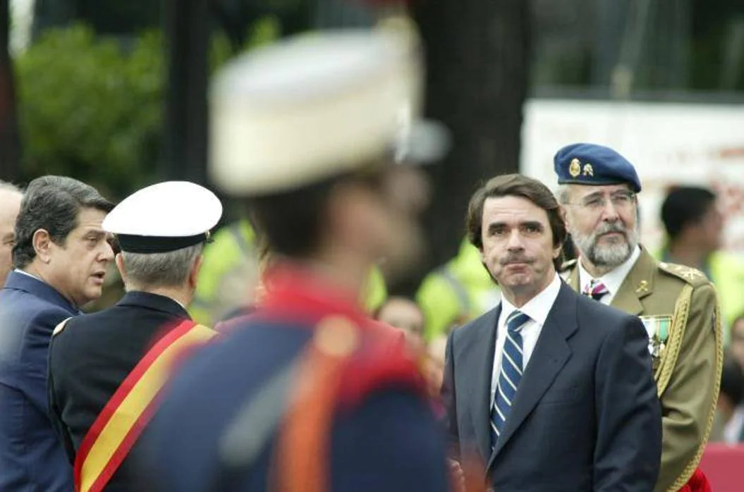 José María Aznar y Trillo junto a altos mandos del Ejército durante un desfile de las Fuerzas Armadas
