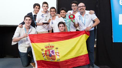 De izquierda a derecha: Efrén Boyarizo, Enrique Teja, Jaime Pérez, Fernando Celaya, Samuel Nevado, Fernando Bermúdez, Pablo Campos y el profesor Francisco Viñas, tras recibir el premio en Bremen