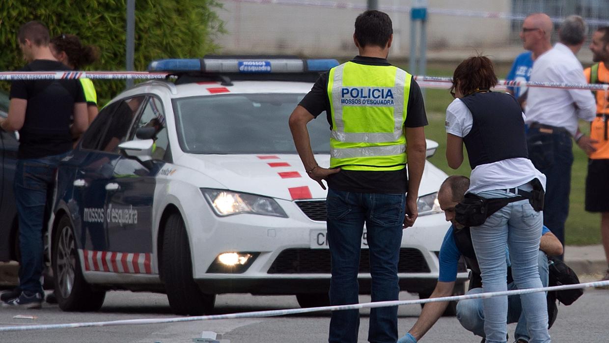 La policía recoge pruebas en el lugar de los hechos el pasado 6 de julio