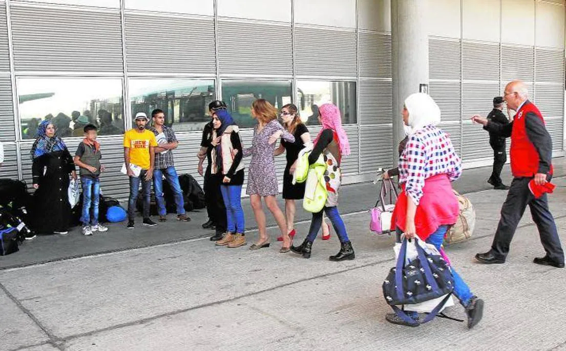 Un grupo de refugiados a su llegada al aeropuerto Madrid-Barajas