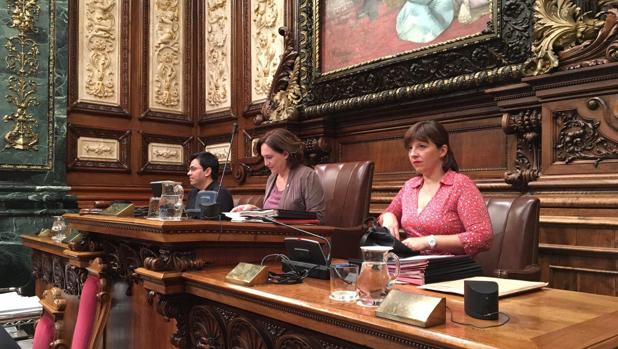 Colau preside un pleno en el Ayuntamiento de Barcelona