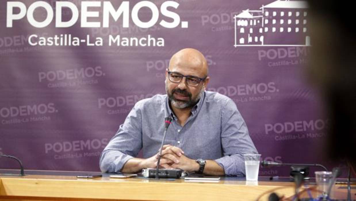 El líder de Podemos en Castilla-LA Mancha, José García Molina, este jueves en las Cortes regionales