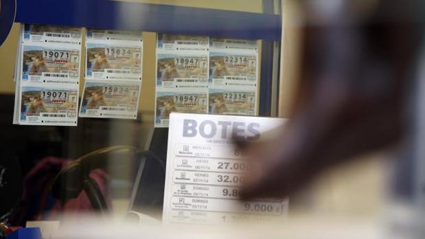 Décimos de lotería en una administración de Alicante