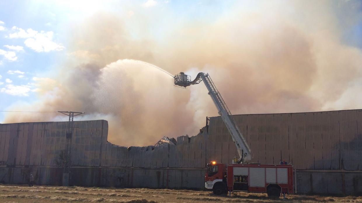 Los bomberos evitaron que el fuego se extendiera al exterior del edificio