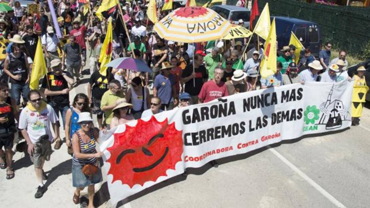 Manifestación contra la reapertura de la planta