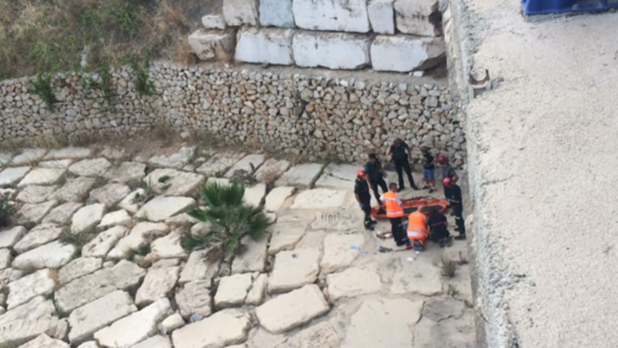 Efectivos de Emergencias en el lugar donde había caído el niño