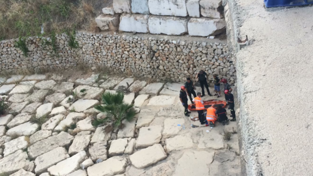 Rescatado un niño que se cayó al antiguo cauce de un río desde cuatro metros de altura