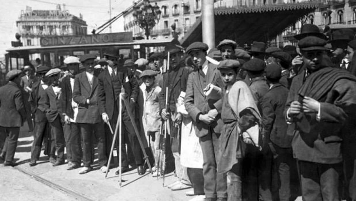 23 de abril de 1917. ABC se hizo eco del inicio de las obras de Metro. El acto –en la imagen superior– consistió en vallar la zona de Sol a excavar. No fue más que un hecho simbólico. Los trabajos arrancaron el 17 de julio de 1917