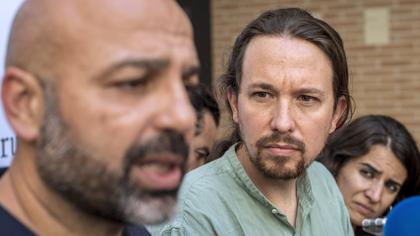 Pablo Iglesias mira al secretario general del partido en Castilla-La Mancha, José García Molina, en un acto celebrado en Carranque (Toledo) la pasada semana