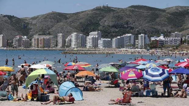 Playa de Cullera llena de bañistas con las altas temperaturas de este mes de julio