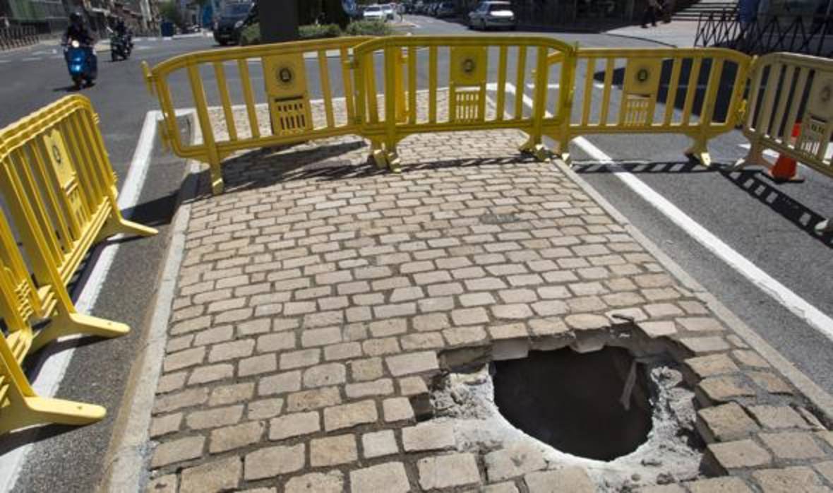 Imagen del socavón producido en la Avenida Madrid de Ávila